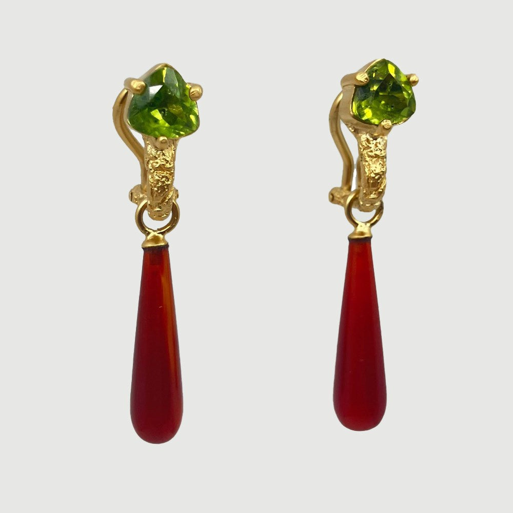 Earrings | Gold omega with peridot & carnelian | Lisa Roet