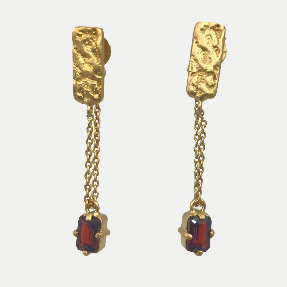 Earrings | Gold chain drop with garnet | Lisa Roet